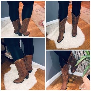 Guess cowboy boots with studs in brown color